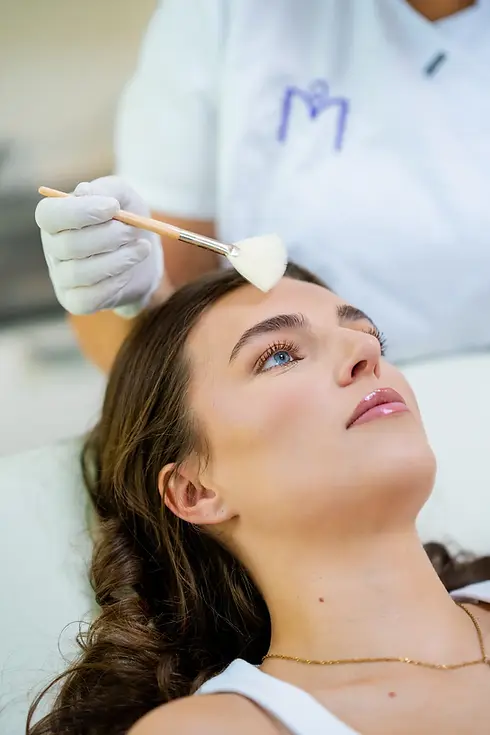 Close-up van een gezichtsbehandeling met medische peeling