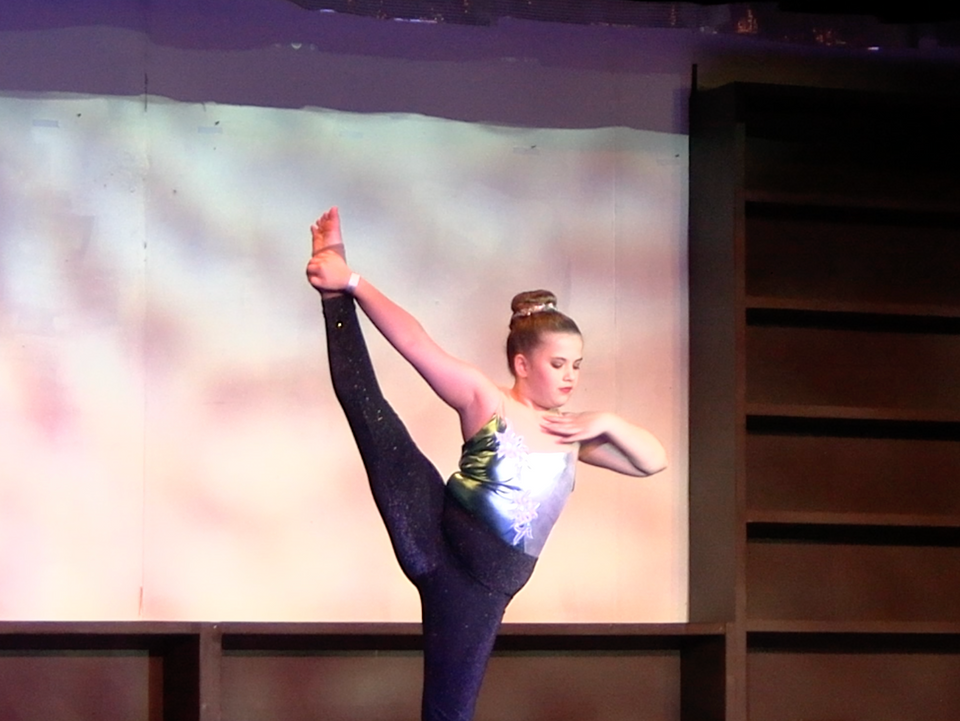 Girl_dance_ performance