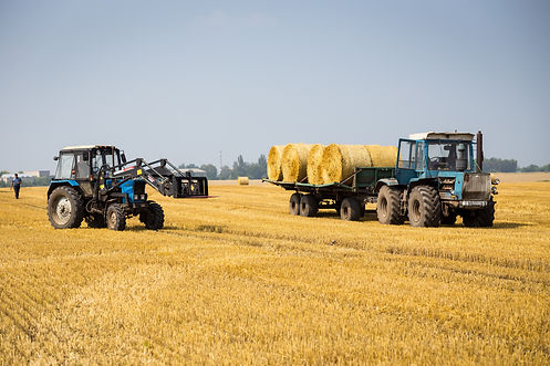 vinnitsaukraine-july-262016huge-tractor-collecting-haystack-in-the-field-at-nice-blue-sunn