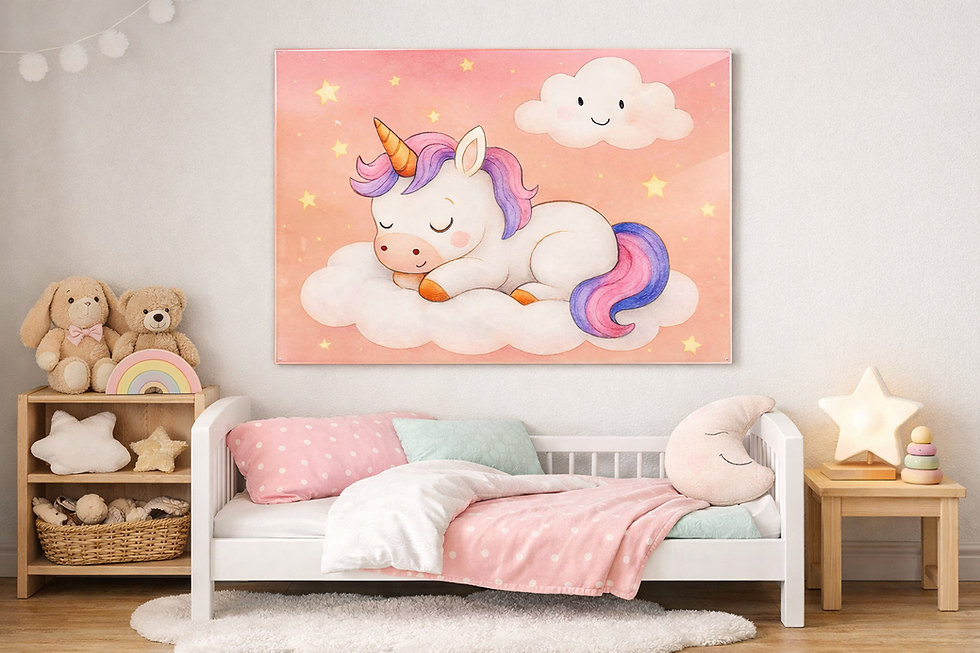 Schlafendes Einhorn auf weißer Wolke vor rosa Himmel mit gelben Sternen und lächelnder Wolke