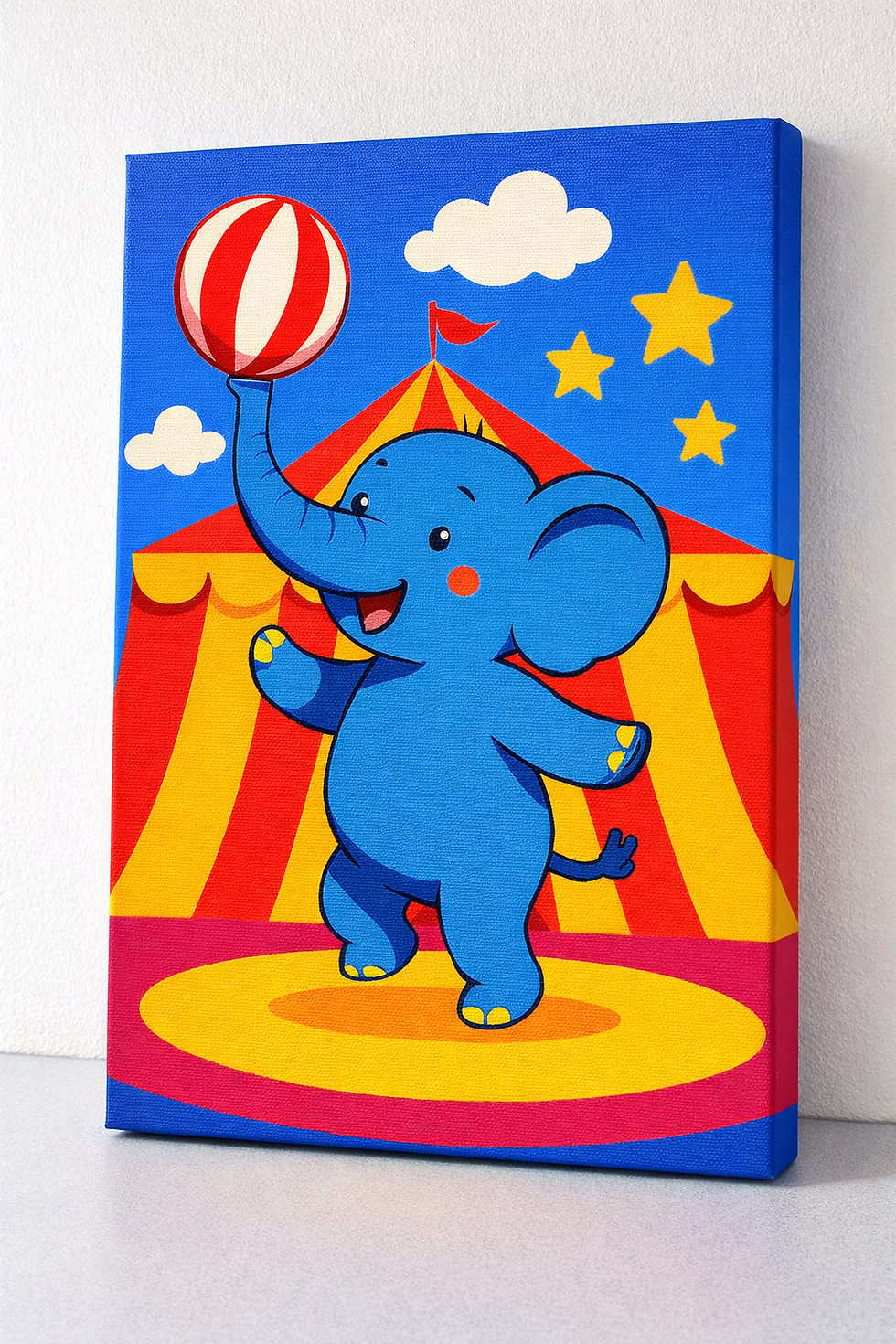 Blauer Zirkus Elefant balanciert Ball auf Manege vor buntem Zirkuszelt und Sternenhimmel – fröhliche Kinderzimmer Deko im Car