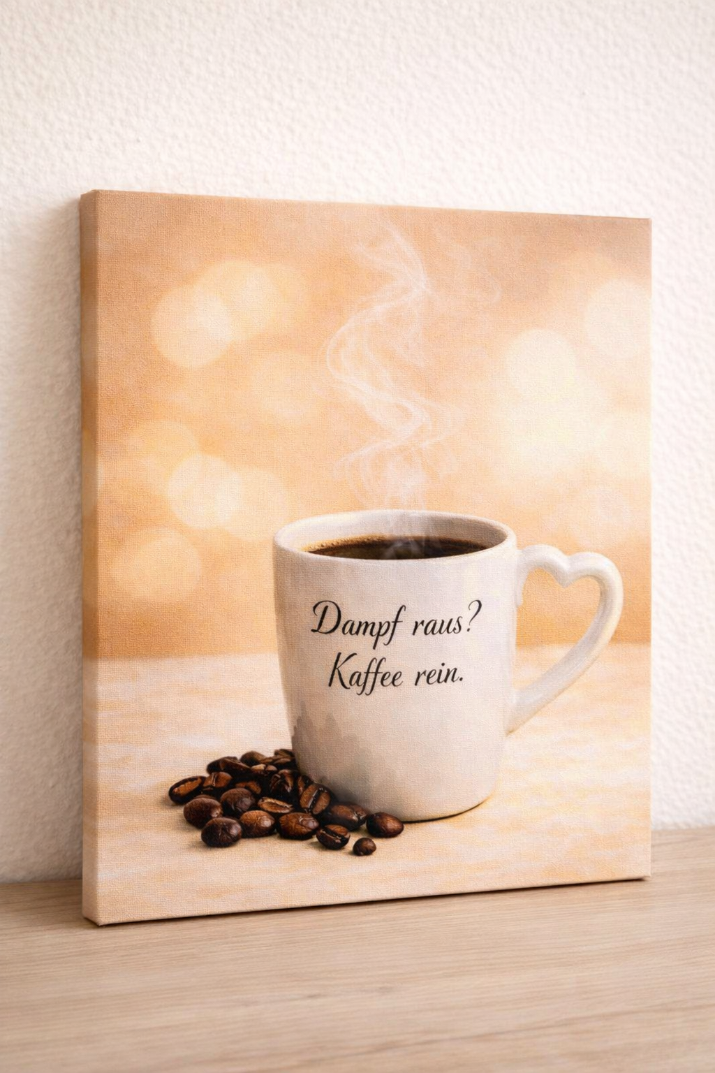 Hochformat Küchenbild mit weißer Tasse, Herzhenkel und dampfendem Kaffee