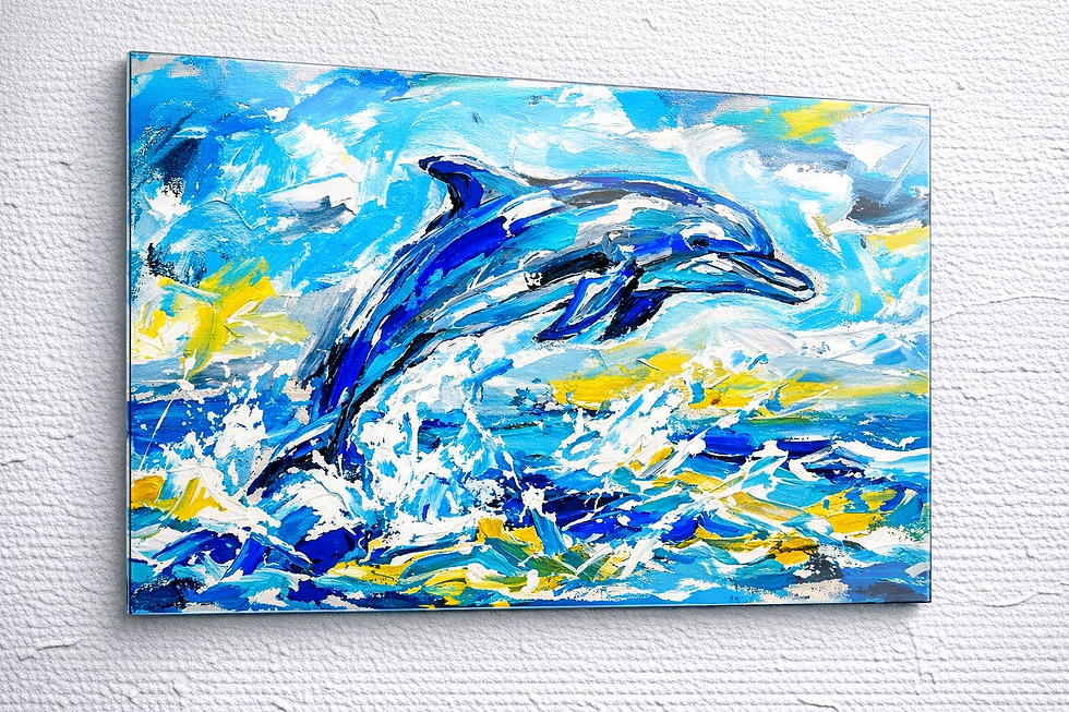 Springender Delfin über bewegten Wellen vor dramatischem Himmel – moderne Meeres Wanddeko im Querformat.