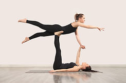 Donne che praticano Acroyoga