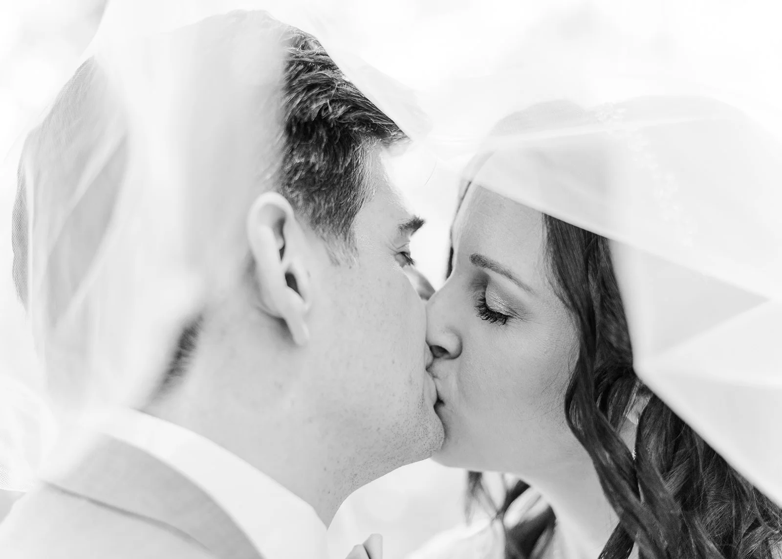 black and white photo of bride and groom kissing on a summer wedding in mission, british columbia 