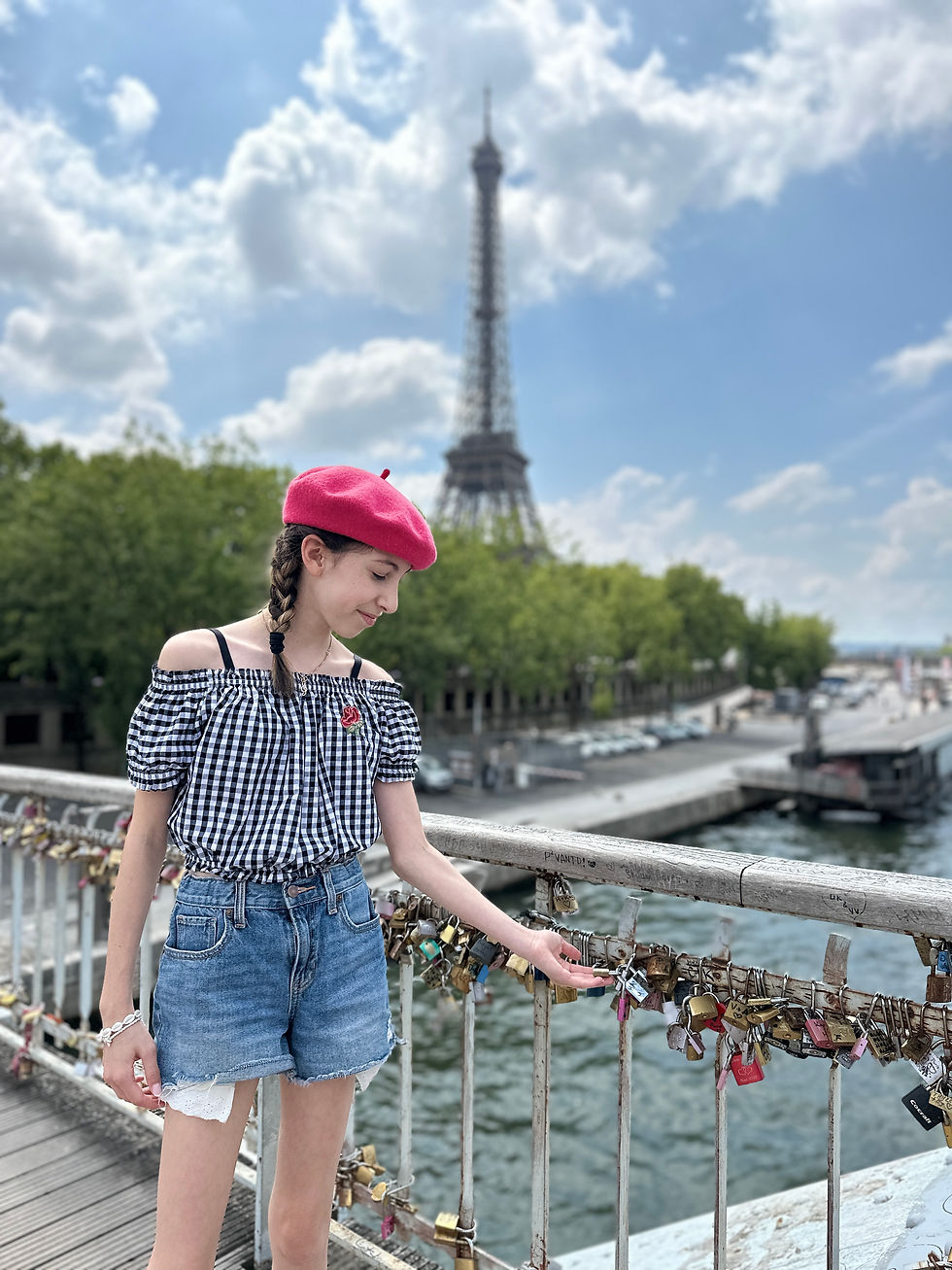 Loranne sur un pont à Paris
