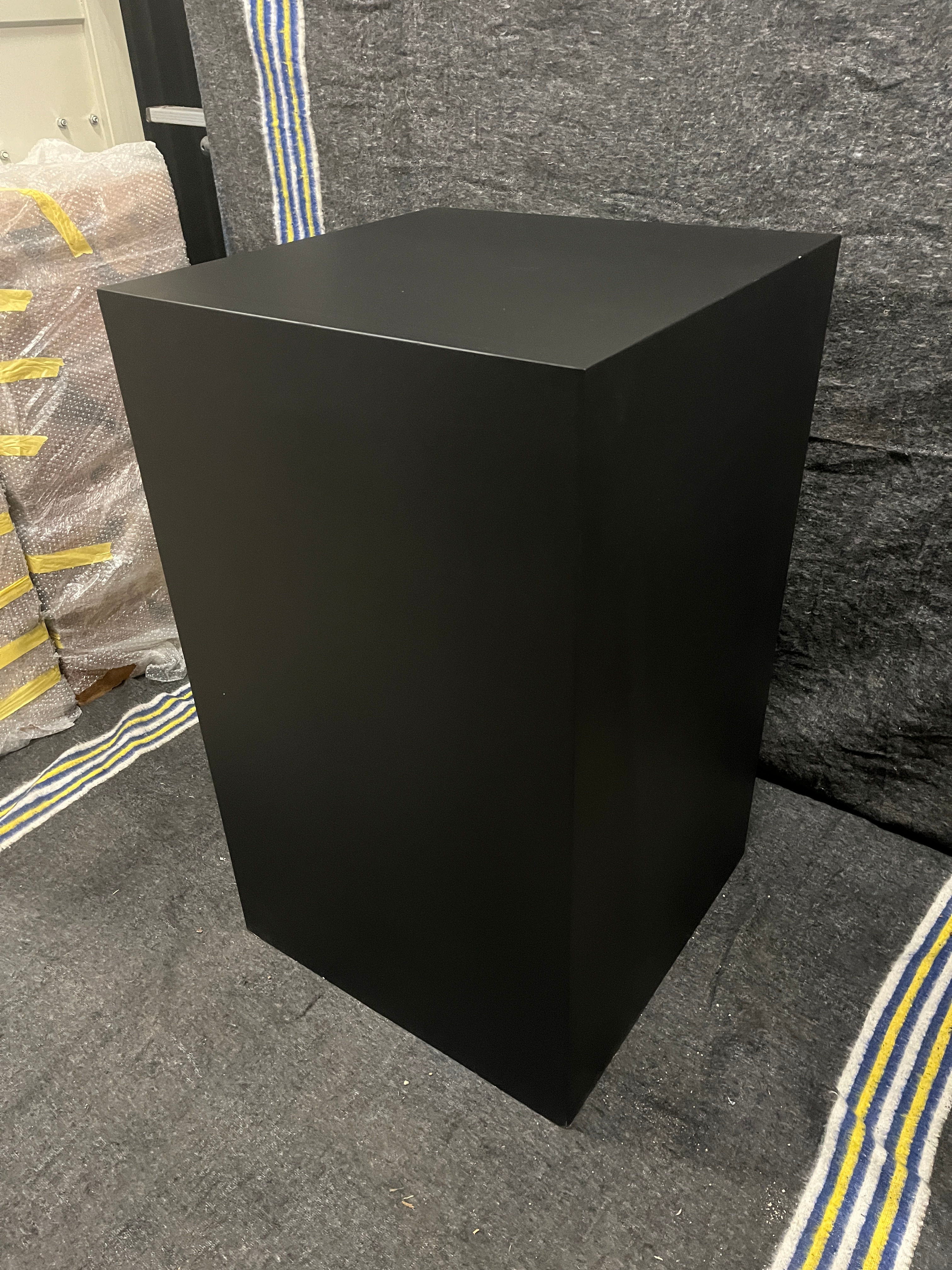 1 Presentatiezuil: Matzwart - B - 60cm / D - 60cm / H - 100cm