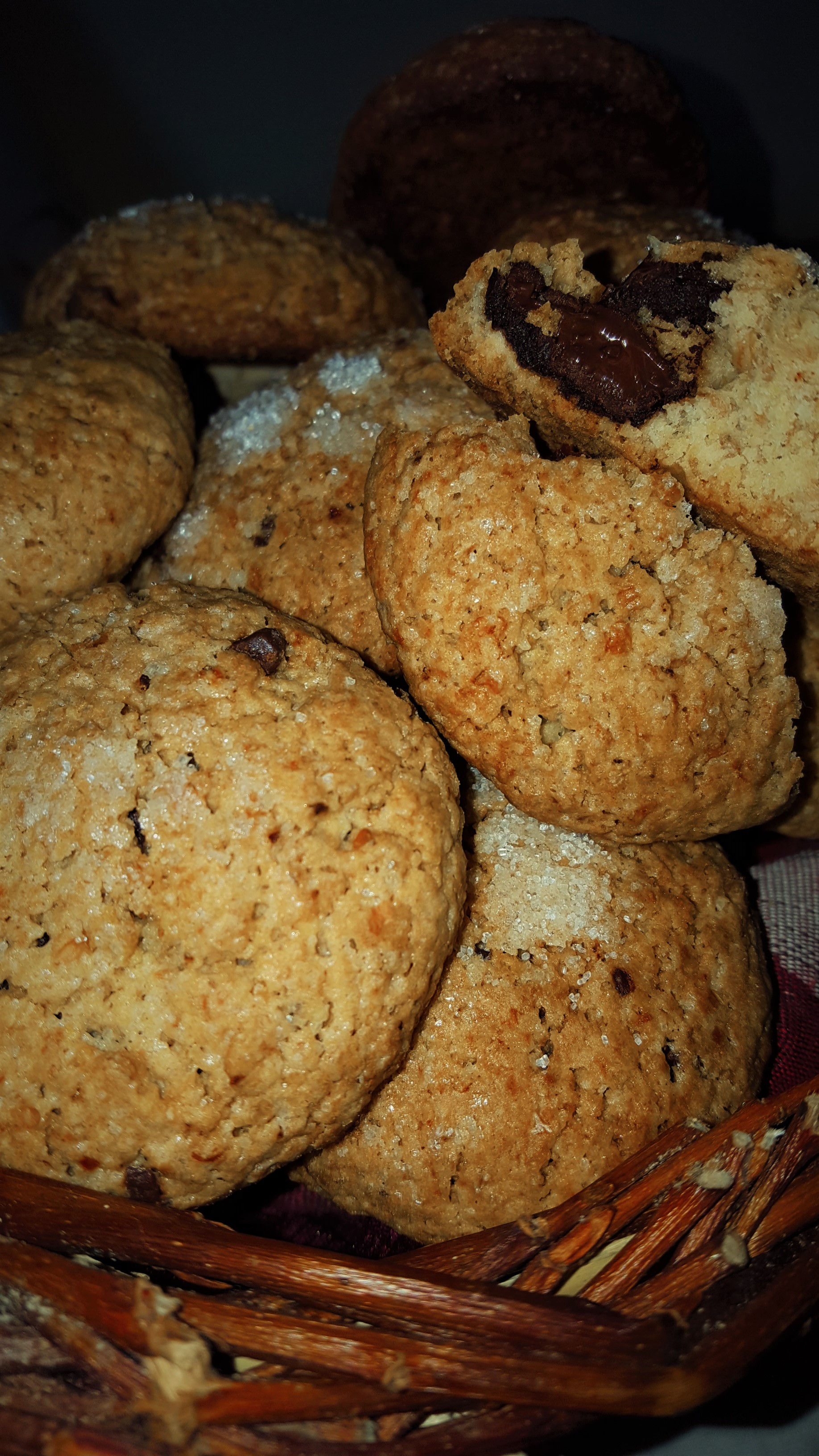 BISCOTTI CON FARINA INTEGRALE E SCAGLIE DI CIOCCOLATO
