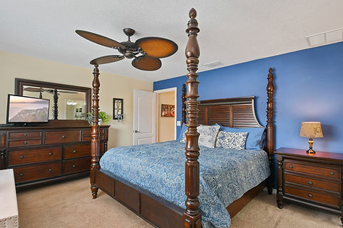 Master bedroom king size bed, 3 speed ceiling fan, flat screen 32" LED TV/DVD & blu ray player