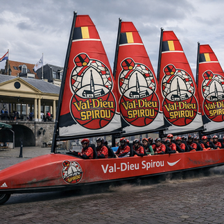 Un char à voile avec des joueurs de basket 