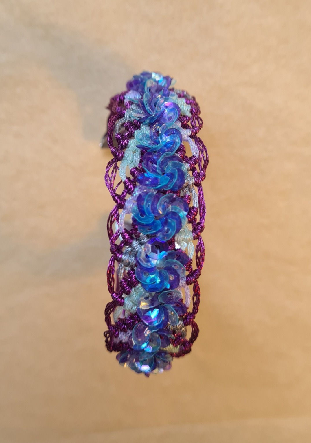 Bracelet brodé, pièce unique