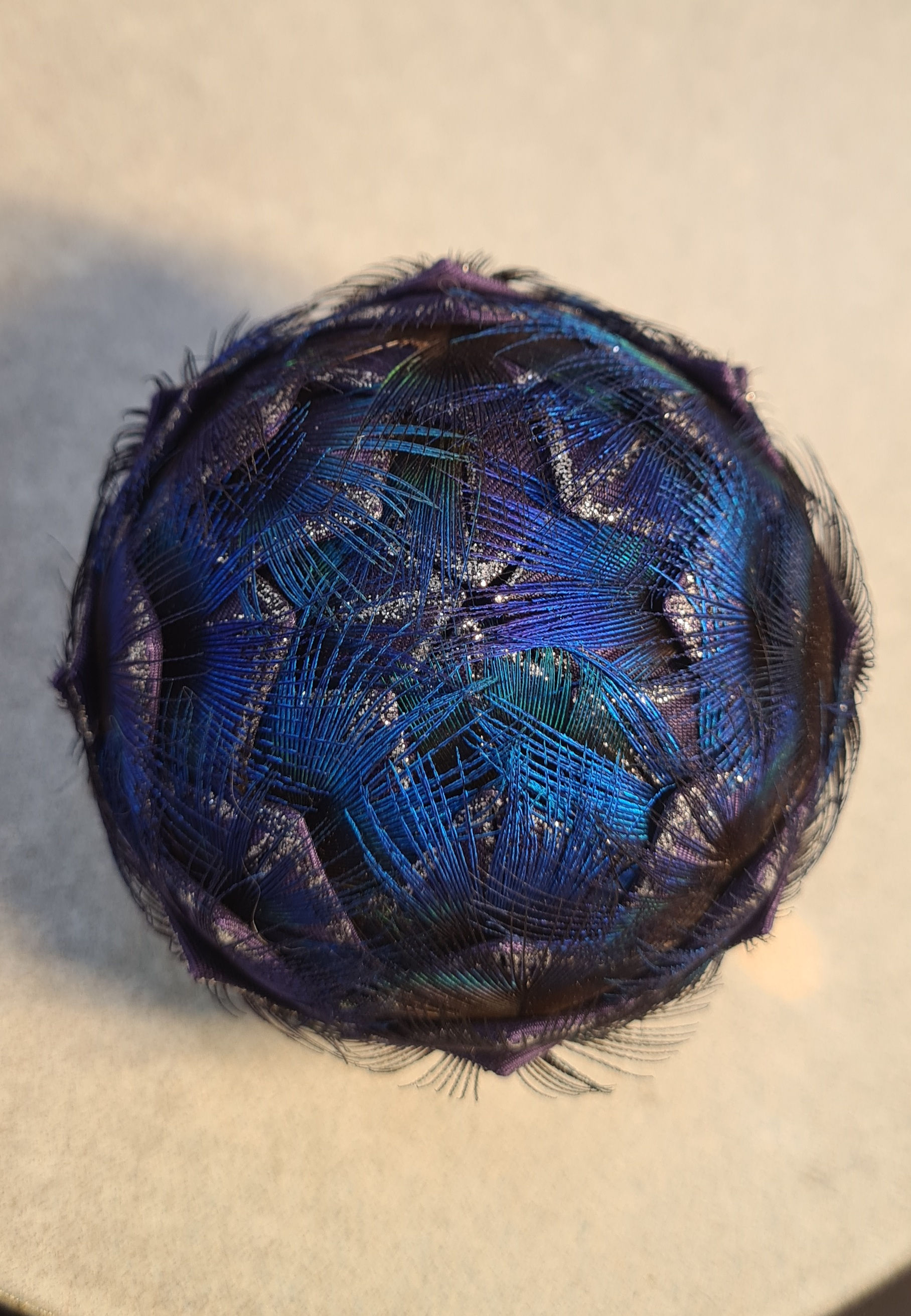 Décoration en soie et plumes de paon