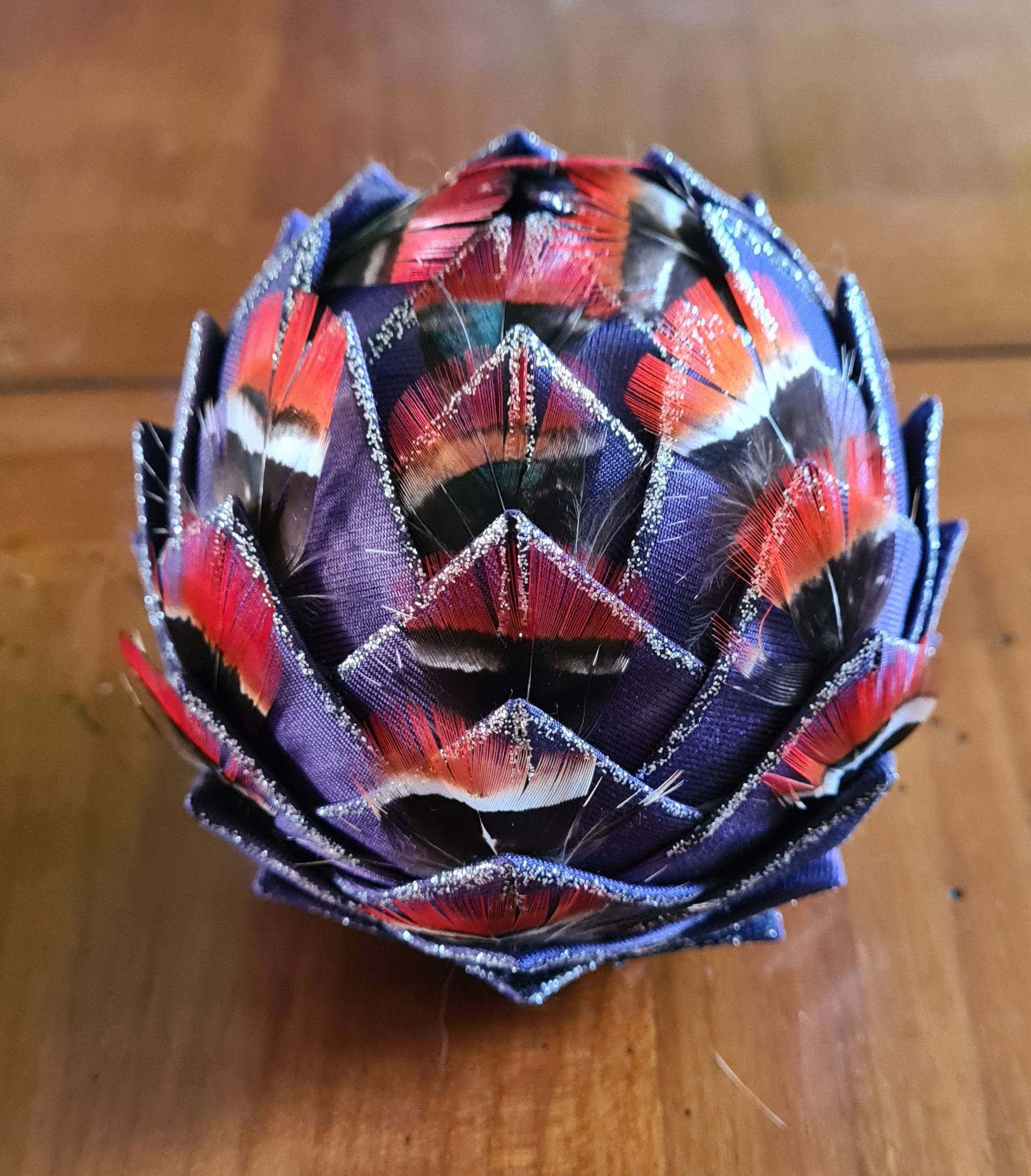 Décoration en soie et plumes