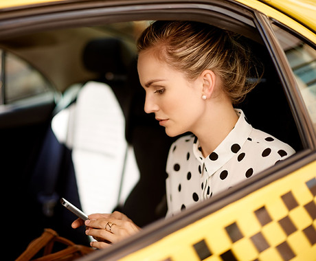 Mujer en taxi