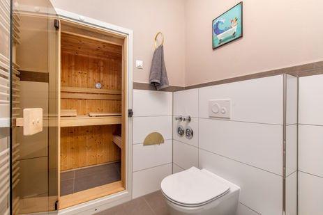 10 Bad mit eigener Sauna.jpg
