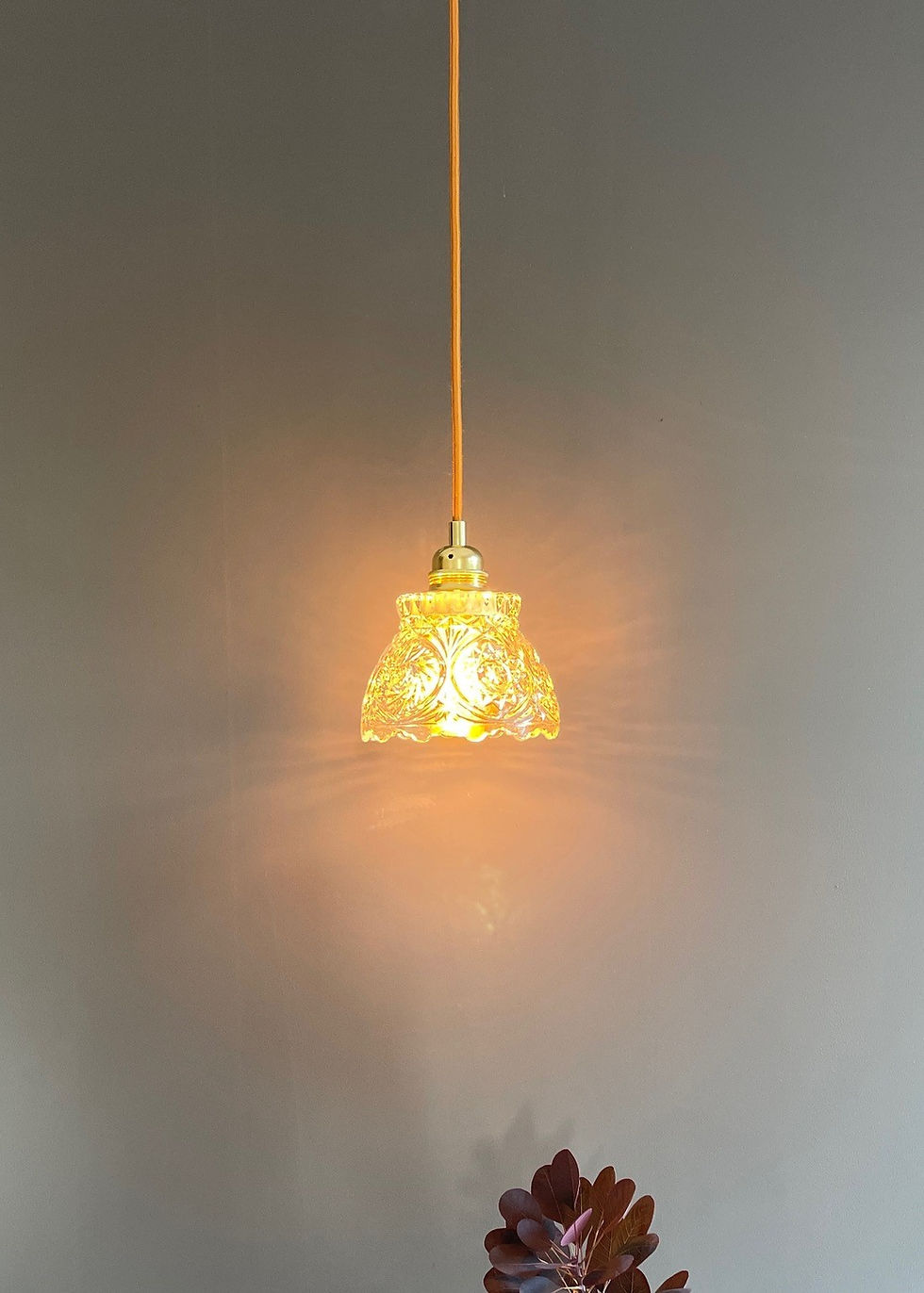Miniaturbild: Upcycling Lampe - Diese handgemachte Pendelleuchte verwandelt eine klassische Glas-Schale in ein stilvolles Lichtobjekt.