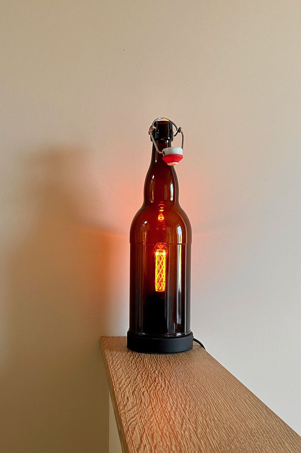 Miniaturbild: Flaschenlampe -  2 Liter Bierflasche in einem warmen Braun.