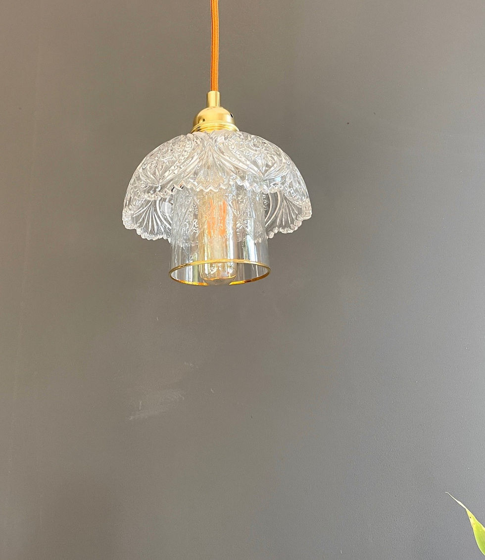 Upcycling Lampe - Diese handgemachte Pendelleuchte verwandelt eine klassische Glas-Schale in ein stilvolles Lichtobjekt.