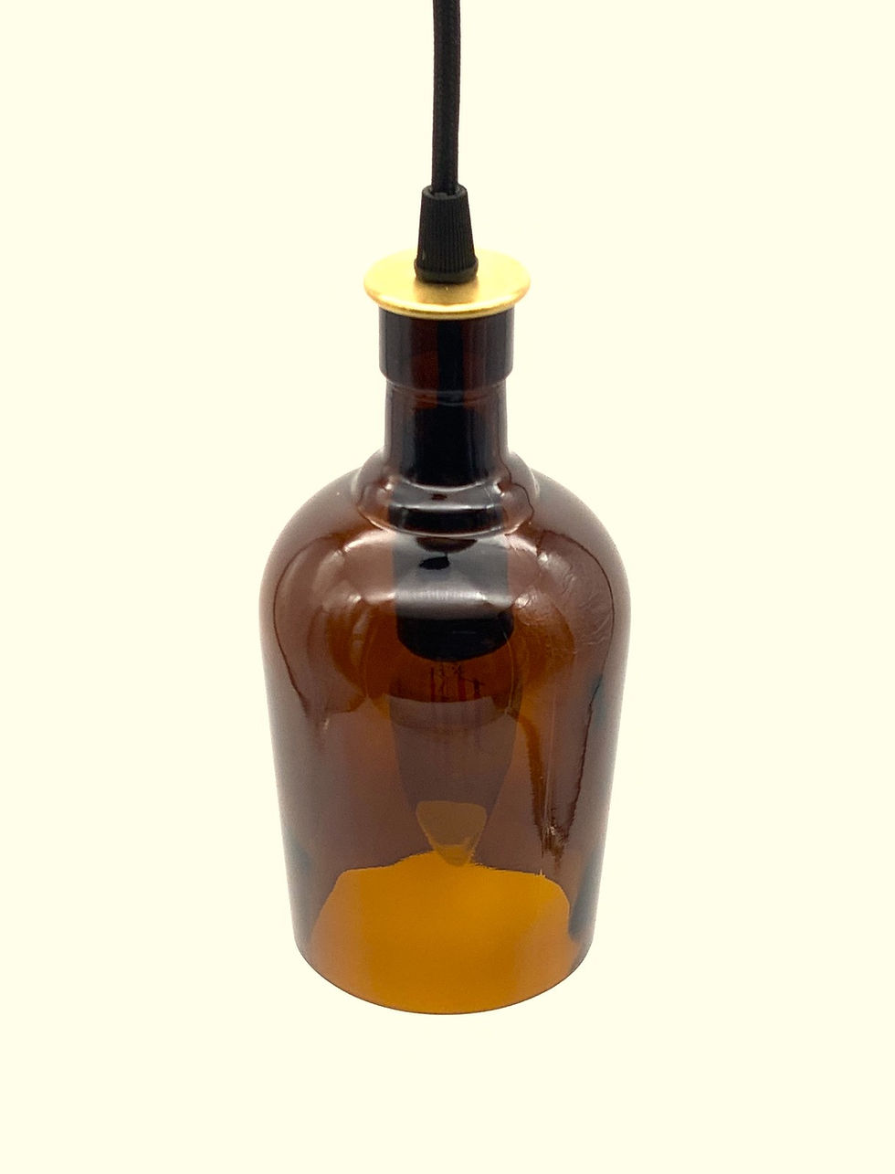 Miniaturbild: Upcycling Lampe - kleine braune Gin-Flasche mit einem schwarzen Kabel und einem Messingabschluss
