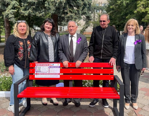 НА ПОДВІР’Ї КОЛЕДЖУ З’ЯВИЛАСЯ «ЧЕРВОНА ЛАВКА»