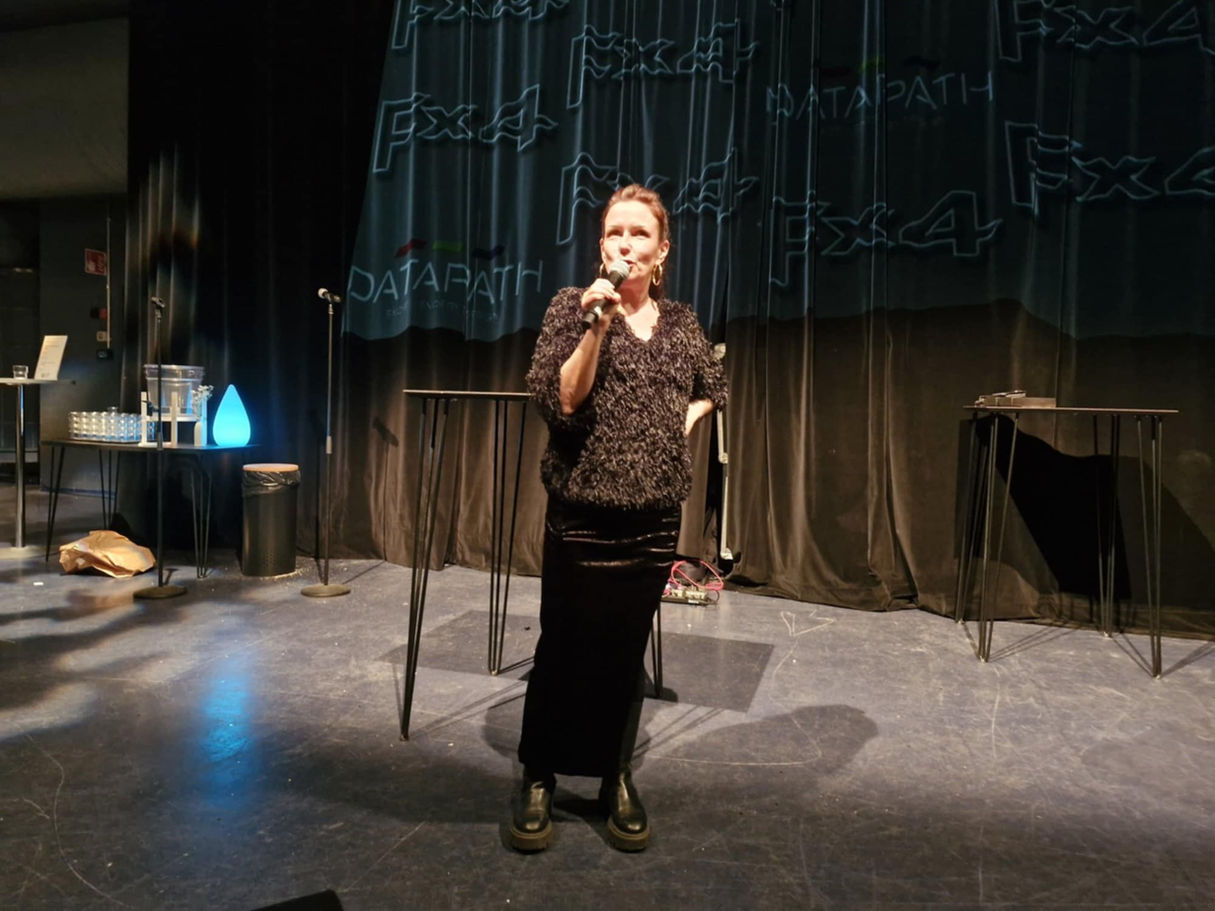 Open Mic Runostage. Näyttämöllä Sanna Vaara.
