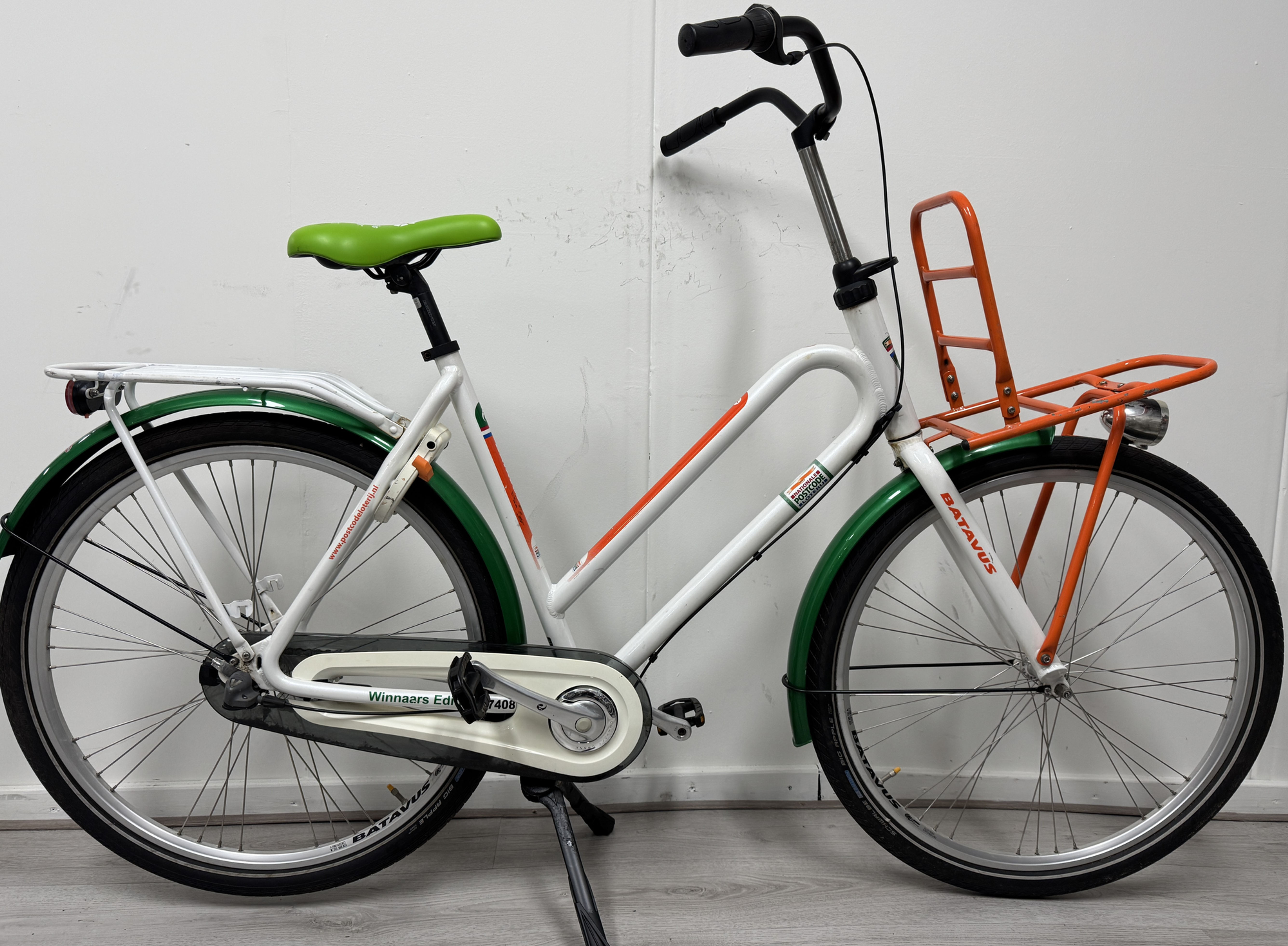 Witte Brik Brut Herenfiets met groene zadel en oranje bagagedrager Rijwielshop Centraal.