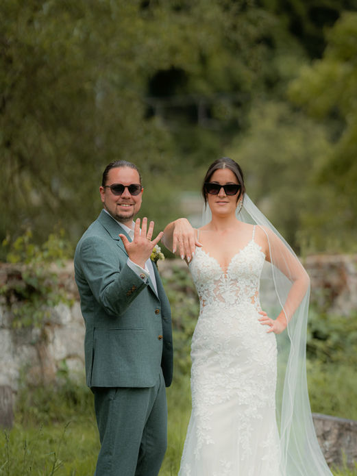 Das Hochzeitspaar zeigt seine Ringe
