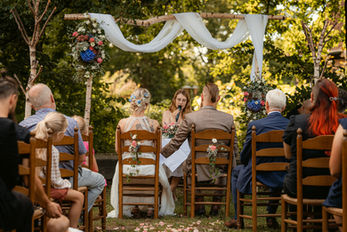 Hochzeitszeremonie im Freien: Brautpaar und Gäste