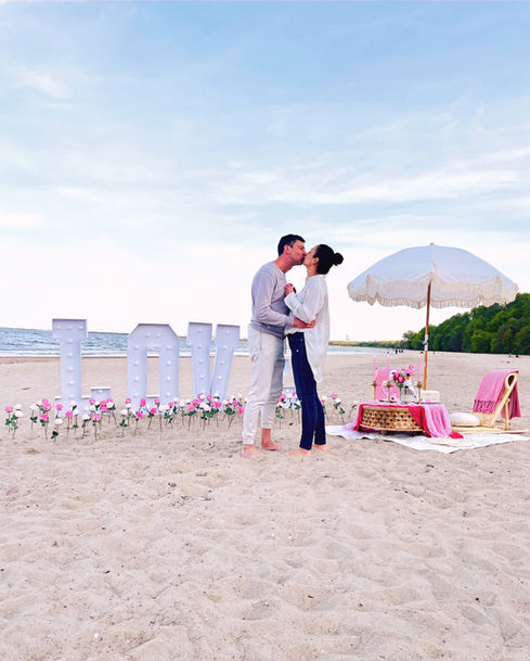 Oświadczyny na plaży w stylu boho. Napis wyrażający miłość w wersji XL. Czułe LOVE.