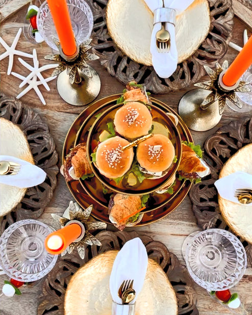 Nakrycie piknikowego stołu z przekąskami finger food. wyjątkowy piknik na plaży doskonały na randkę w plenerze.