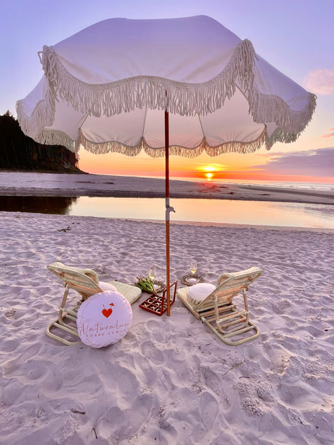 Poczuj naturalnie dobre chwile z piknikiem na plaży o zachodzie słońca. Randka, która zapadnie w pamięć.