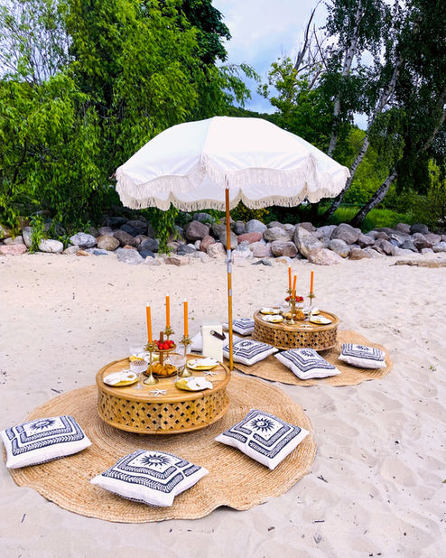 Piknik na plaży w boho stylu. Parasol i luksusowe z drzewa mango stoły, dbałość o każdy szczegół! Dla nas ma znaczenie!