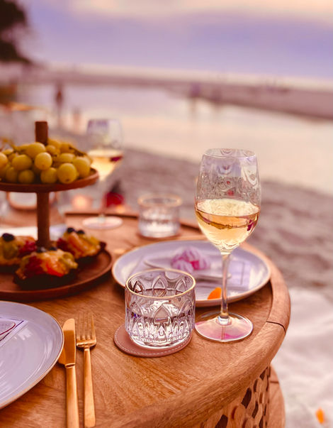 Piknik na plaży w luksusowym stylu na pięknych stołach z drzewa mango
