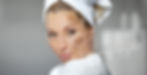 Visage de femme mettant en contraste une peau uniforme et des taches pigmentaires, illustrant les soins pour retrouver un teint éclatant.