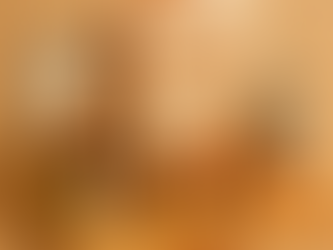 Figurki przedstawiające ludzi analizujących dane na tle wykresów oraz książki Google Analytics 4 Glossary