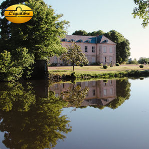Château de Laplaud entouré de verdure, lieu d’accueil du restaurant L’Équilibre.