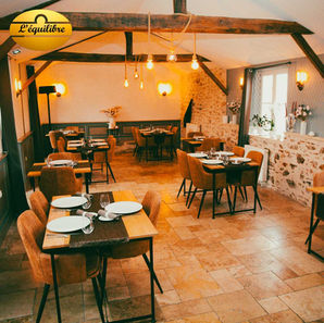Salle intérieure du restaurant L’Équilibre, décor moderne et ambiance chaleureuse.