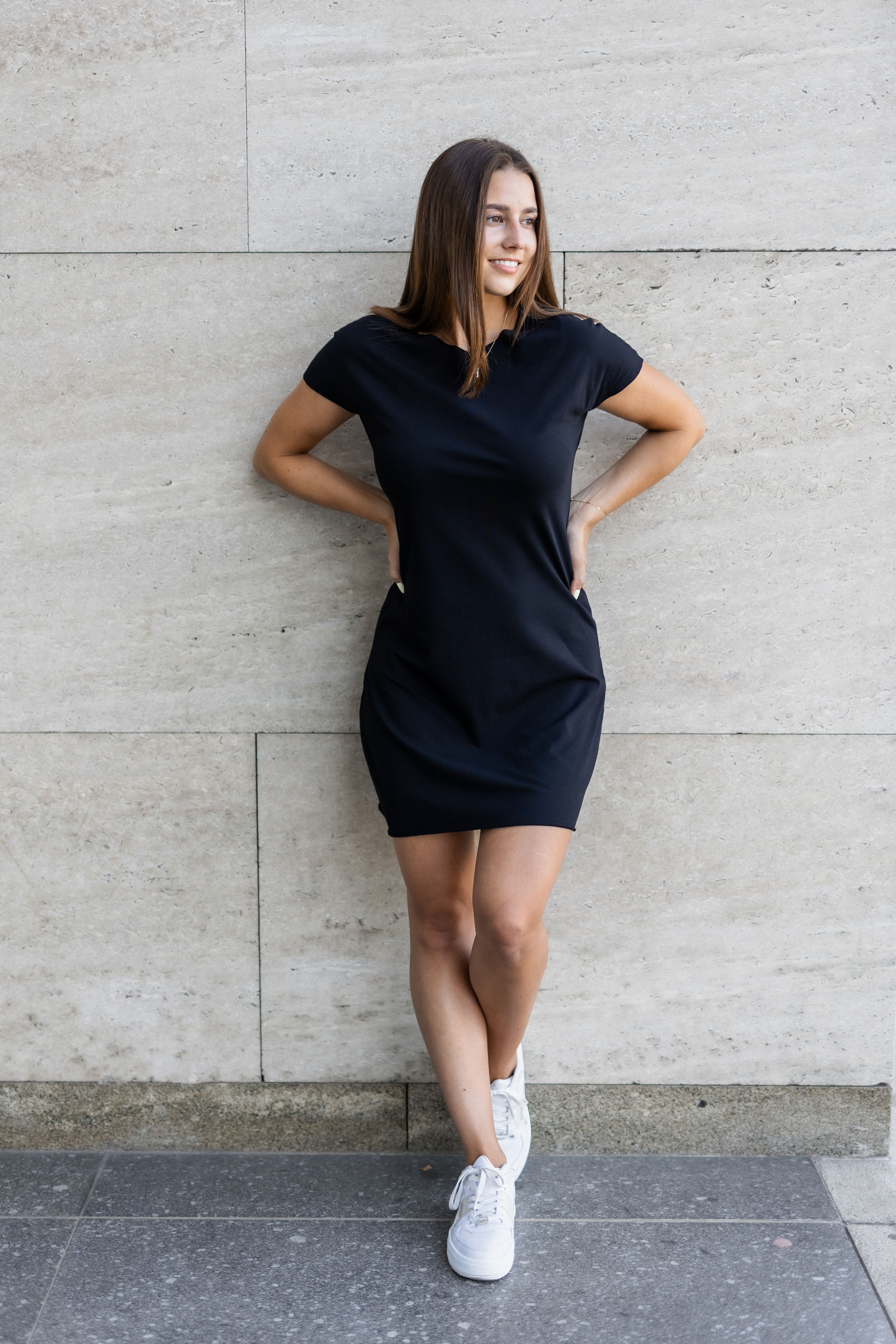 Černé šaty s přinechaným rukávem