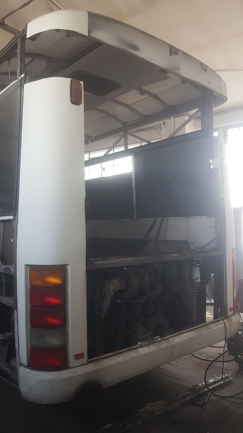 Karosa C954-přepravník zboží s prodejnou. 