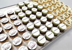 Gâteaux sur mesure Food Marketing Entreprise - Bouchées personnalisées logo Evènement Porsche