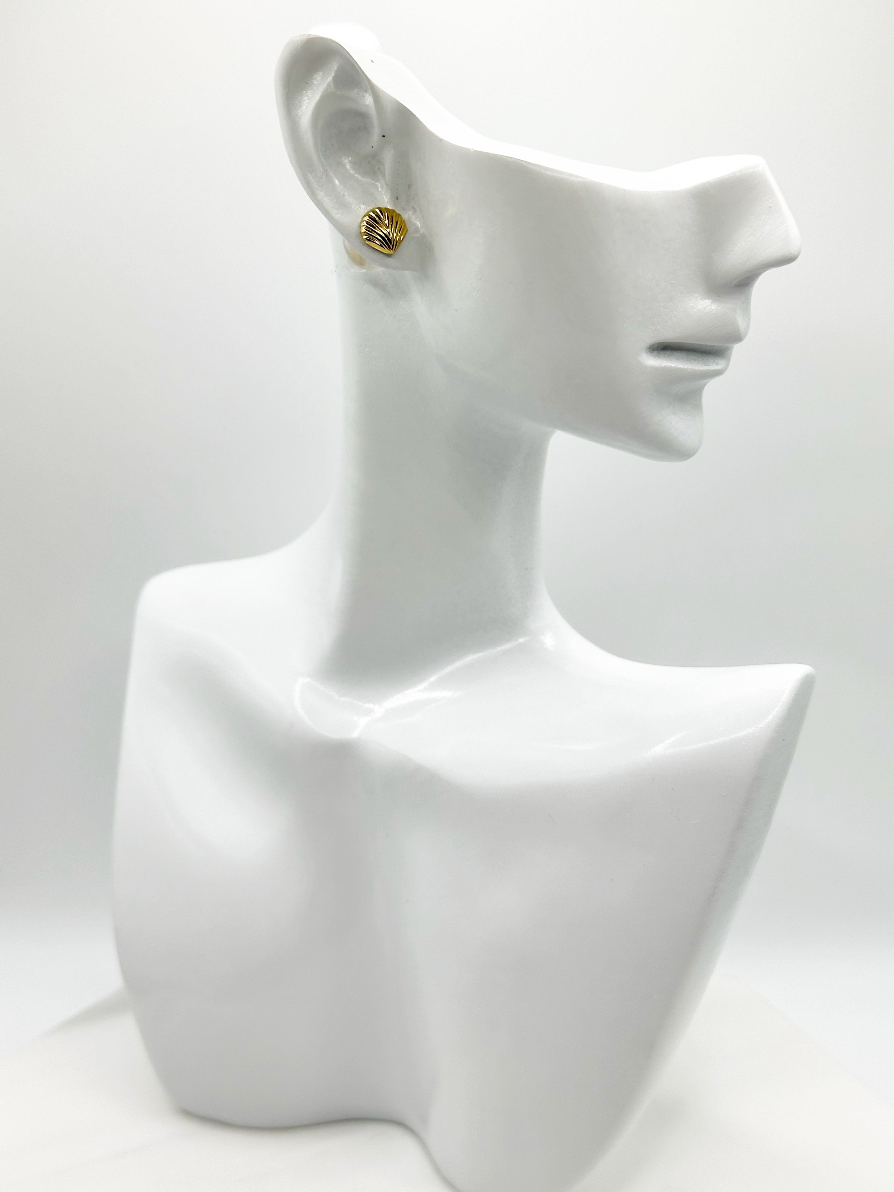 Dainty Clam Stud Earring