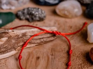 Pulseira dos 7 Nós Precisa Ser Ganhada? Descubra o Verdadeiro Significado Desse Amuleto de Proteção