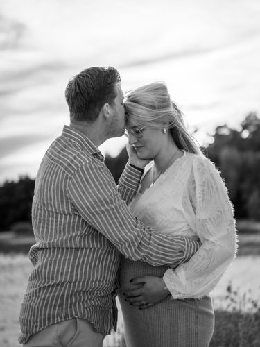 pregnancy shoot maternity photography zwangerschapsshoot Velvet photography announcement shoot