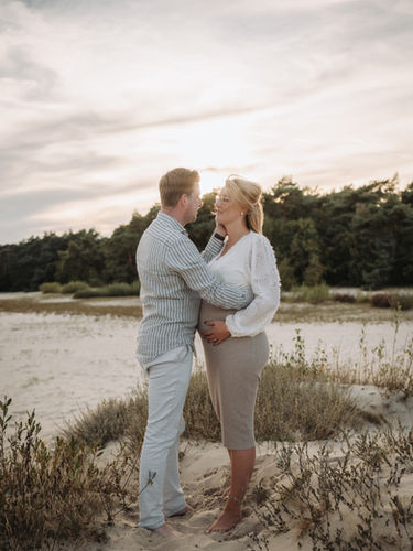 pregnancy shoot maternity photography zwangerschapsshoot Velvet photography announcement shoot