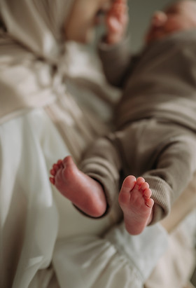 Newborn shoot baby photography velvet photography family shoot