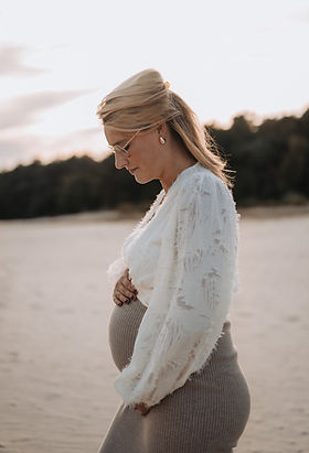 pregnancy shoot maternity photography zwangerschapsshoot Velvet photography announcement shoot