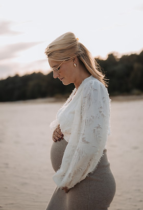 pregnancy shoot maternity photography zwangerschapsshoot Velvet photography announcement shoot