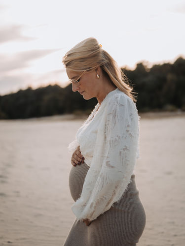 pregnancy shoot maternity photography zwangerschapsshoot Velvet photography announcement shoot