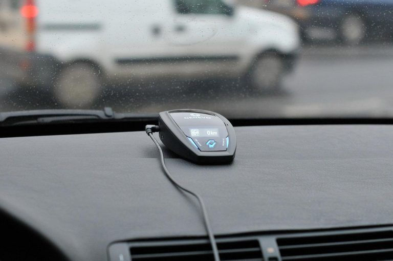 Miniatura: Genevo GPS+ Avisador de radar GPS portátil.