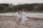 Séance photo engagement sur la côte Atlantique, 44. Photographe mariage alternatif et elopement à Nantes